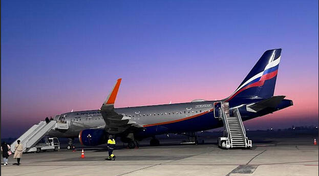 How many Russian tourists fly abroad and which airlines